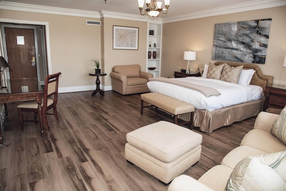 Executive Suite, 1 Master King Bed with Sofa Bed, Accessible, Pet Friendly, Shower only