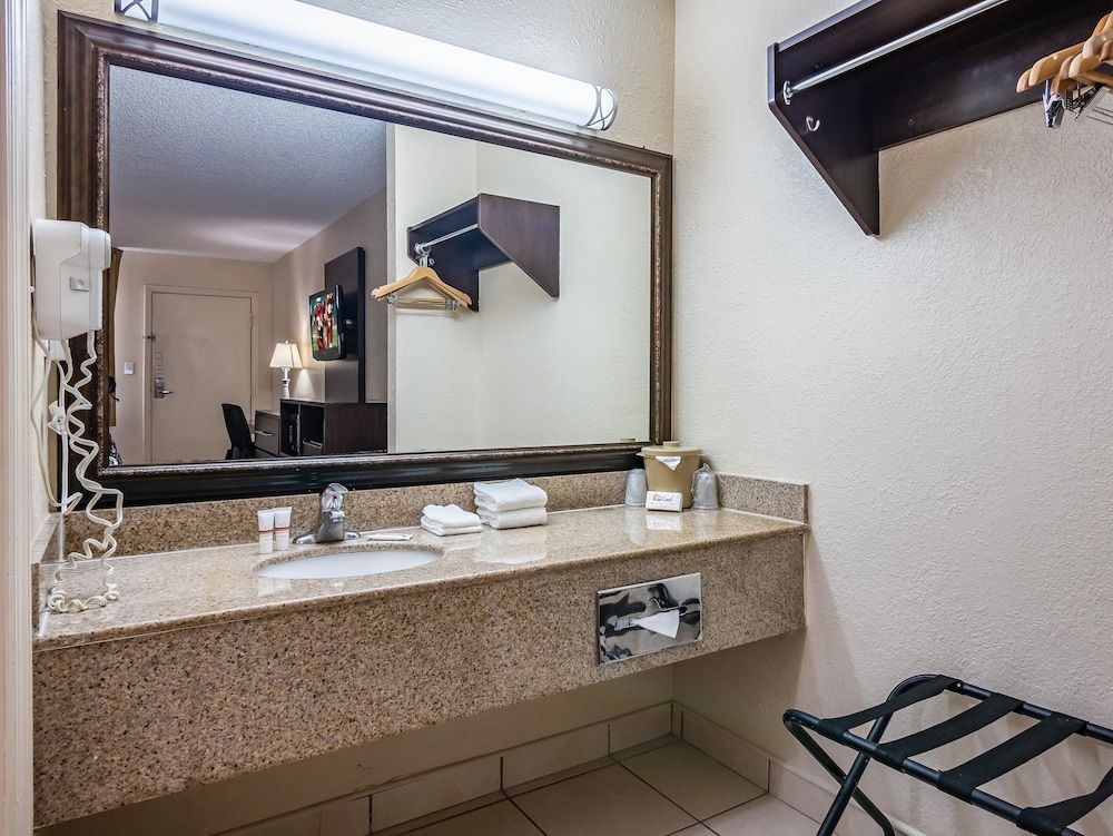 Red Roof Inn Orlando South - Florida Mall Deluxe Room, 2 Double Beds, Non Smoking 6