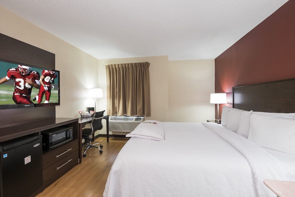 Red Roof Inn PLUS+ & Suites Opelika Premium Room, 1 King Bed, Jetted Tub (Upgraded Bedding & Snack, Smoke Free) 3