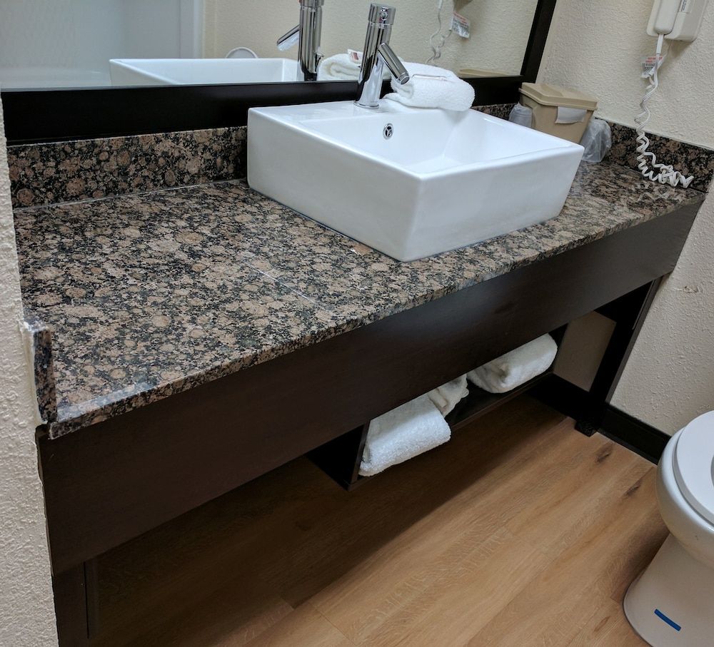 Red Roof Inn PLUS+ & Suites Opelika Premium Room, 1 King Bed, Jetted Tub (Upgraded Bedding & Snack, Smoke Free) 7