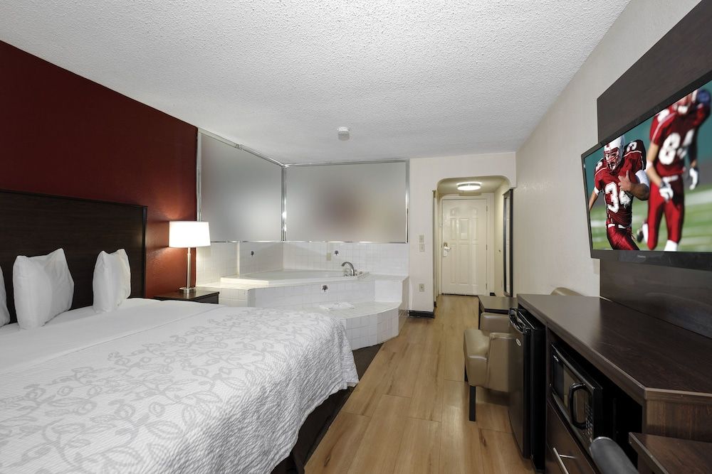 Red Roof Inn PLUS+ & Suites Opelika Premium Room, 1 King Bed, Jetted Tub (Upgraded Bedding & Snack, Smoke Free) 2