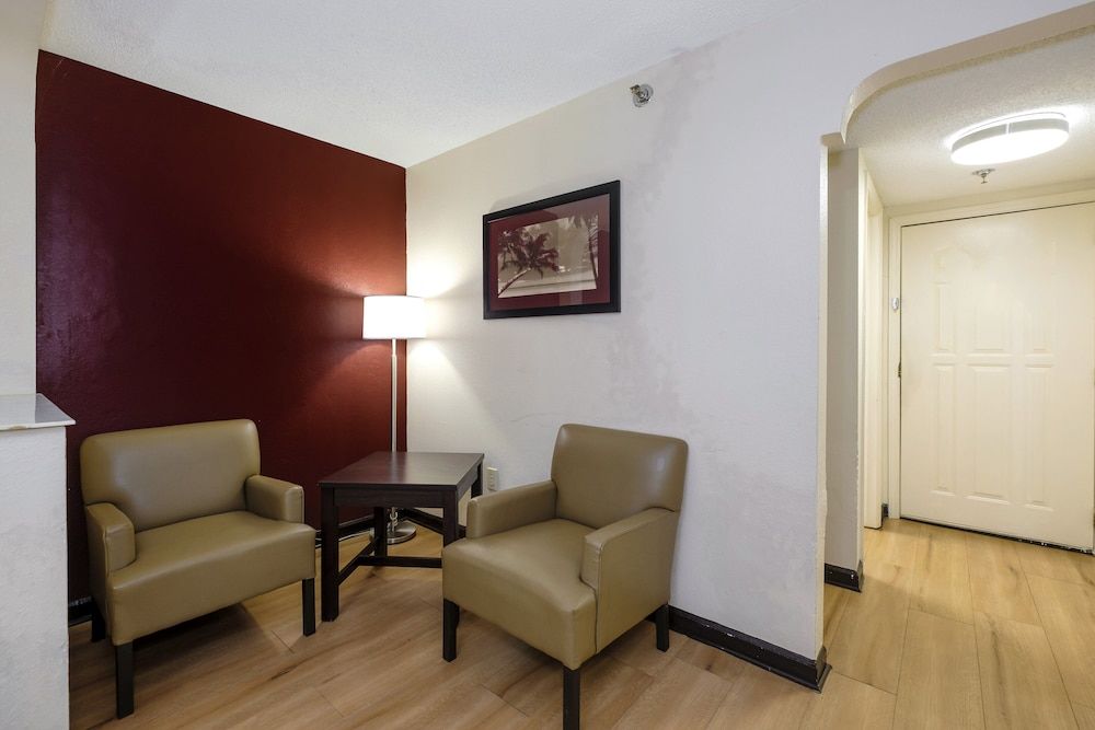 Red Roof Inn PLUS+ & Suites Opelika Premium Room, 1 King Bed, Jetted Tub (Upgraded Bedding & Snack, Smoke Free) 13