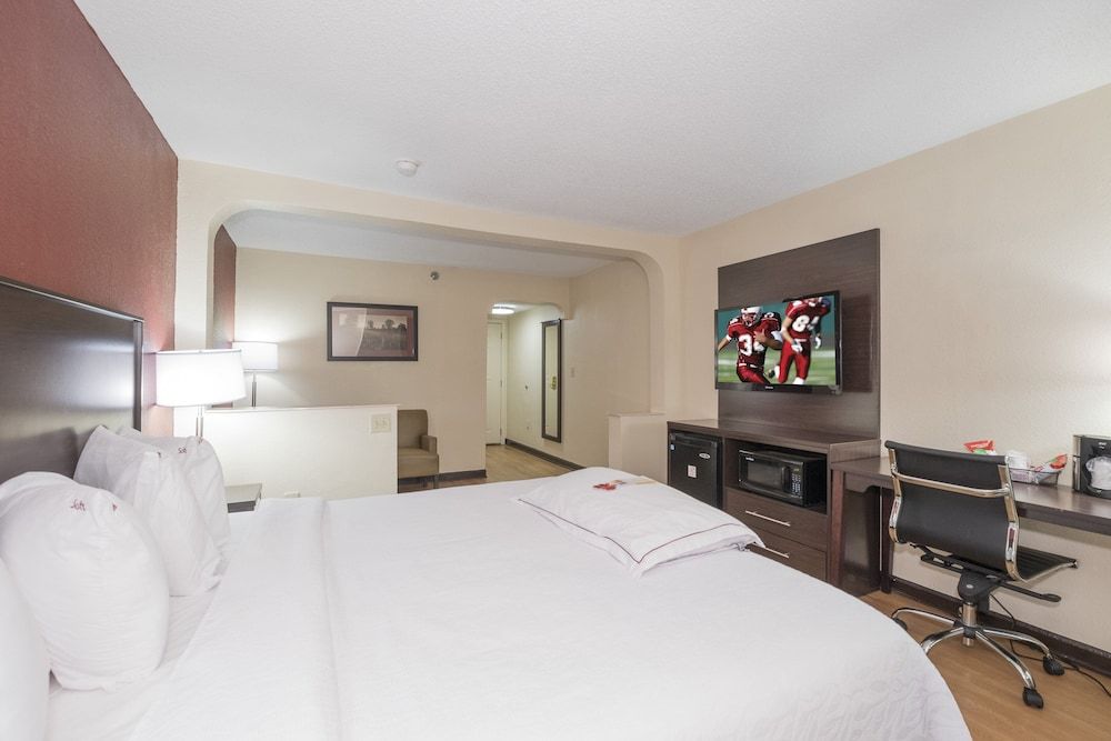 Red Roof Inn PLUS+ & Suites Opelika Premium Room, 1 King Bed, Jetted Tub (Upgraded Bedding & Snack, Smoke Free) 5