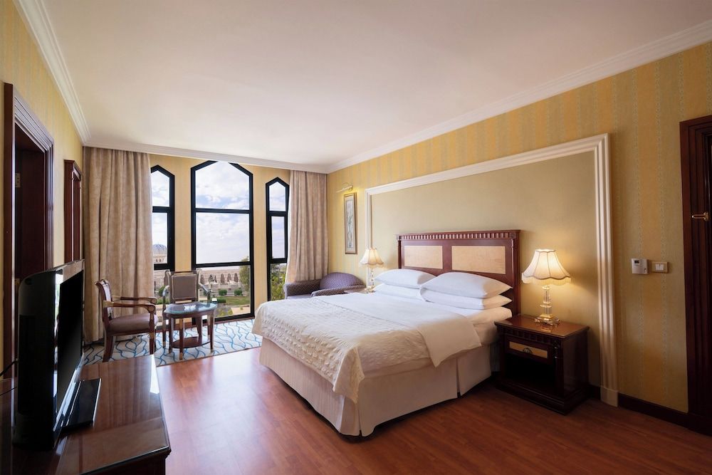 Executive Suite, 1 King Bed with Sofa bed