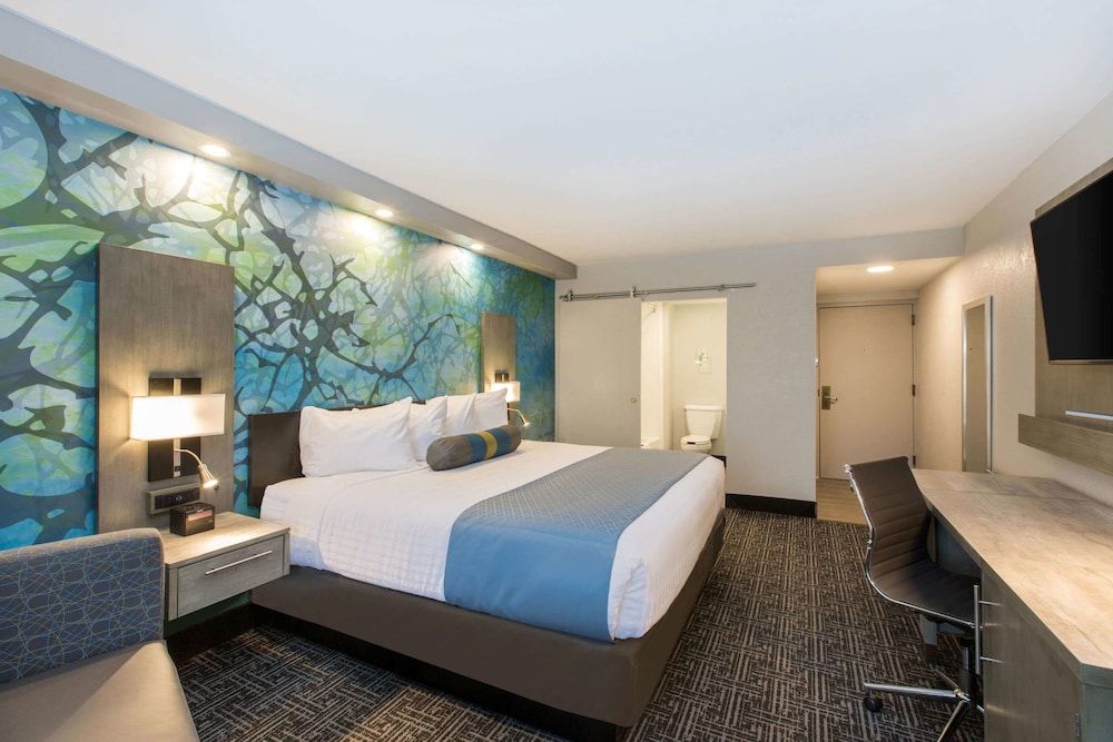 Deluxe Room, 1 Queen Bed, Accessible, Non Smoking (Mobility)