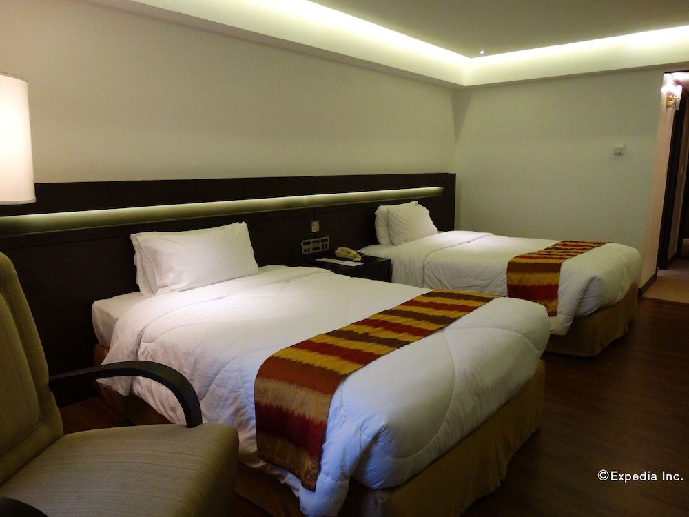 Century Park Hotel Superior Room 4