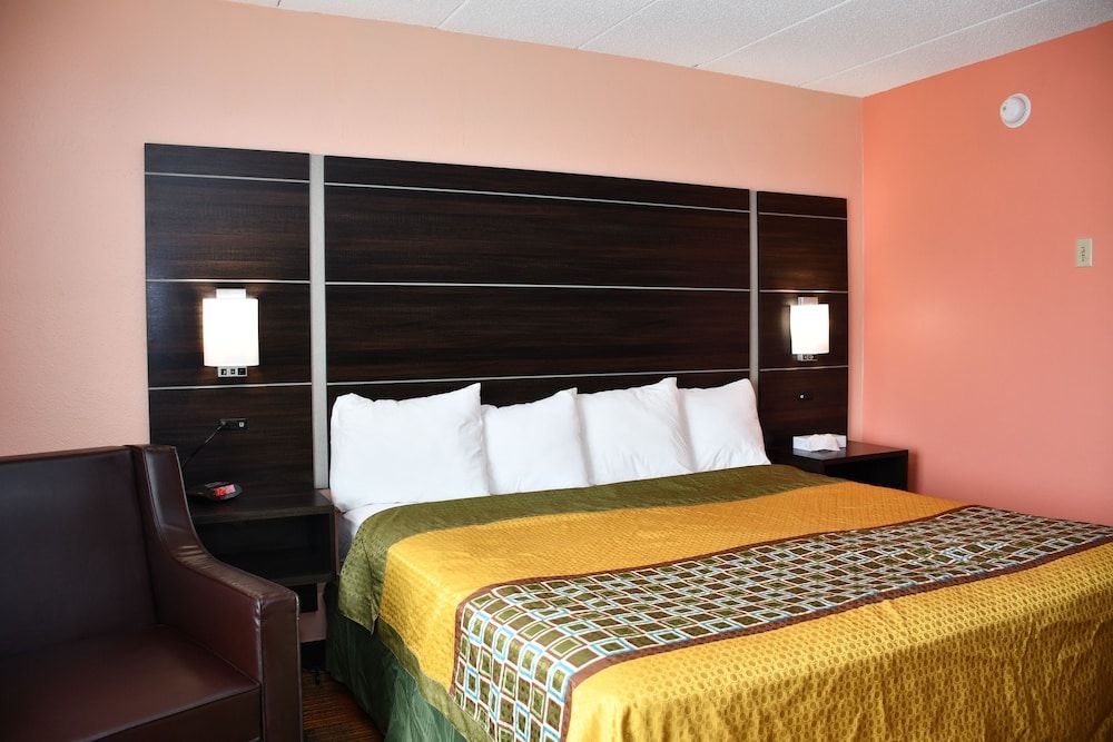 Regency Inn & Suites Standard Room, 1 King Bed, Non Smoking 5