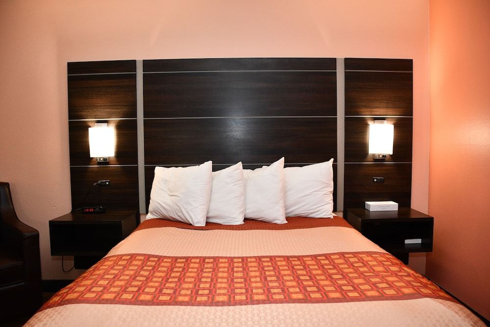 Regency Inn & Suites Standard Room, 1 Queen Bed, Non Smoking 3