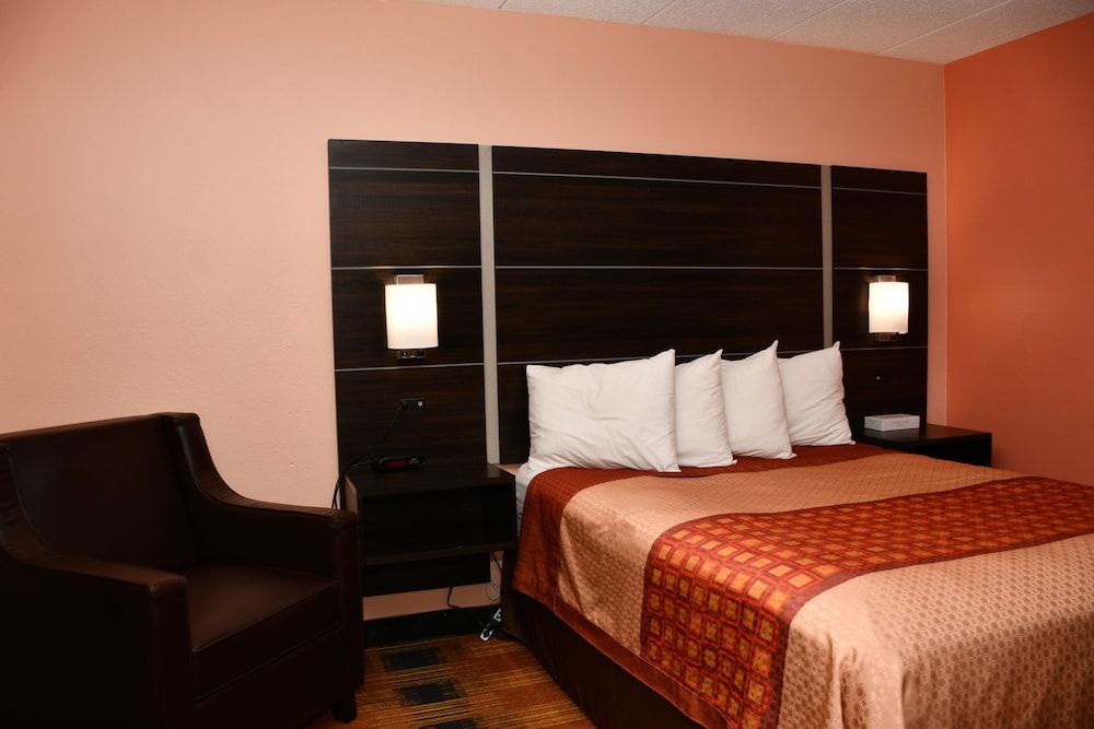 Regency Inn & Suites Standard Room, 1 Queen Bed, Non Smoking 4