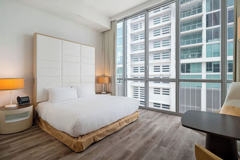 The Grayson Miami Downtown Standard Room, 1 King Bed, City View 3