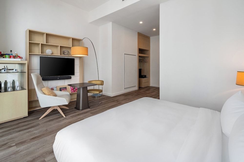 The Grayson Miami Downtown Standard Room, 1 King Bed, City View 2