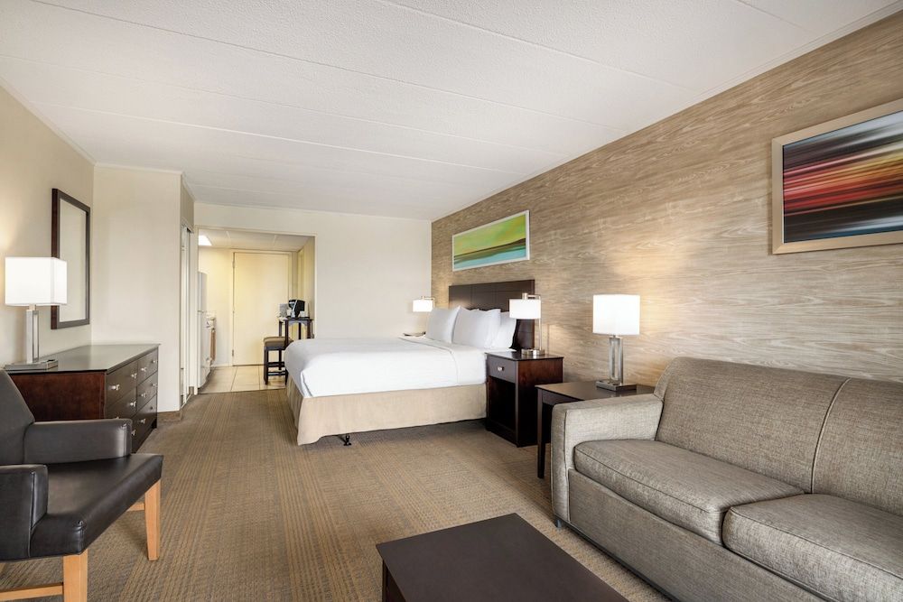 Suite, 1 King Bed, Mobility Accessible, Pool View (Accessible Shower)