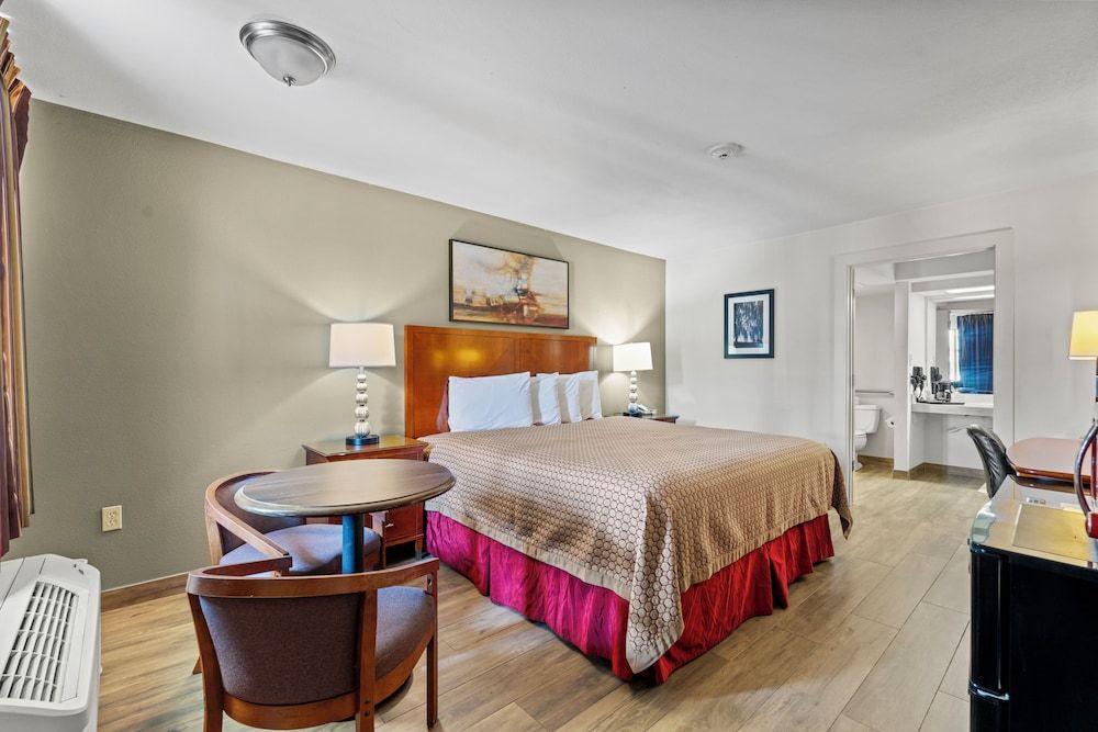 Marina Inn & Suites Chalmette - New Orleans Economy Room, 1 King Bed, Smoking