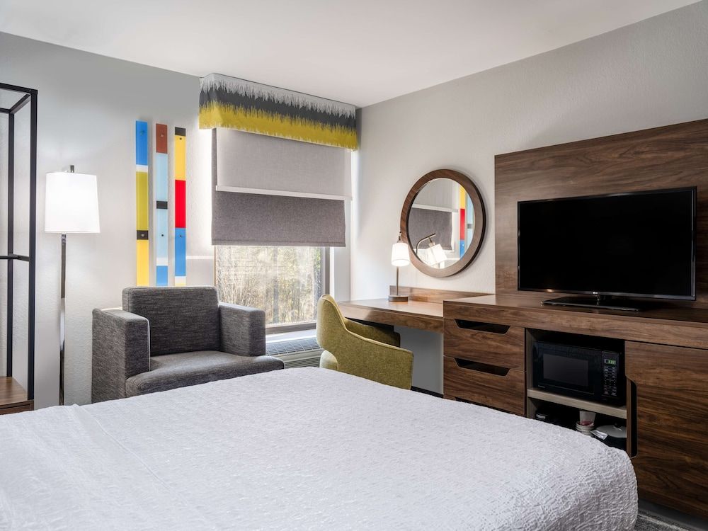 One Queen Bed, Non-Smoking, Accessible