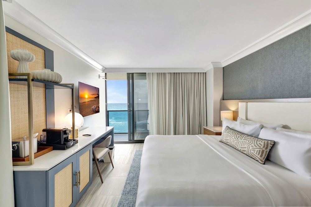 Deluxe Room, 1 King Bed, Ocean View (King Balcony Oceanfront)