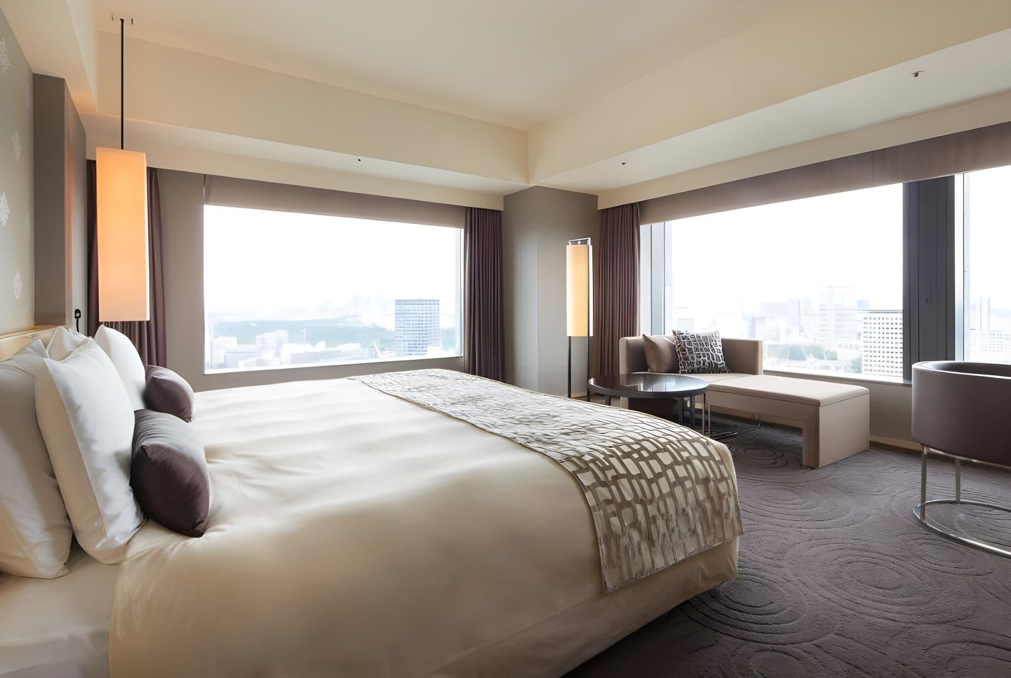 Premier Corner Room with King Bed