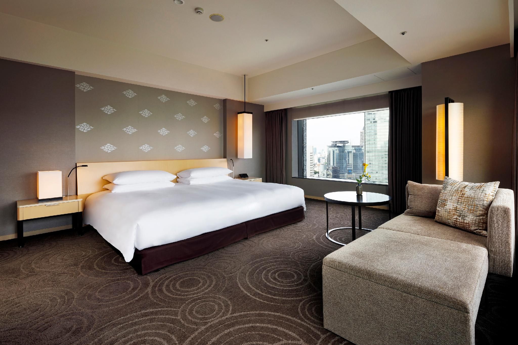 Premier Corner Triple Room with King Bed