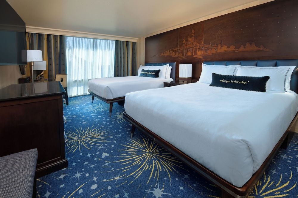 Disneyland Hotel Deluxe Room, 2 Queen Beds 4