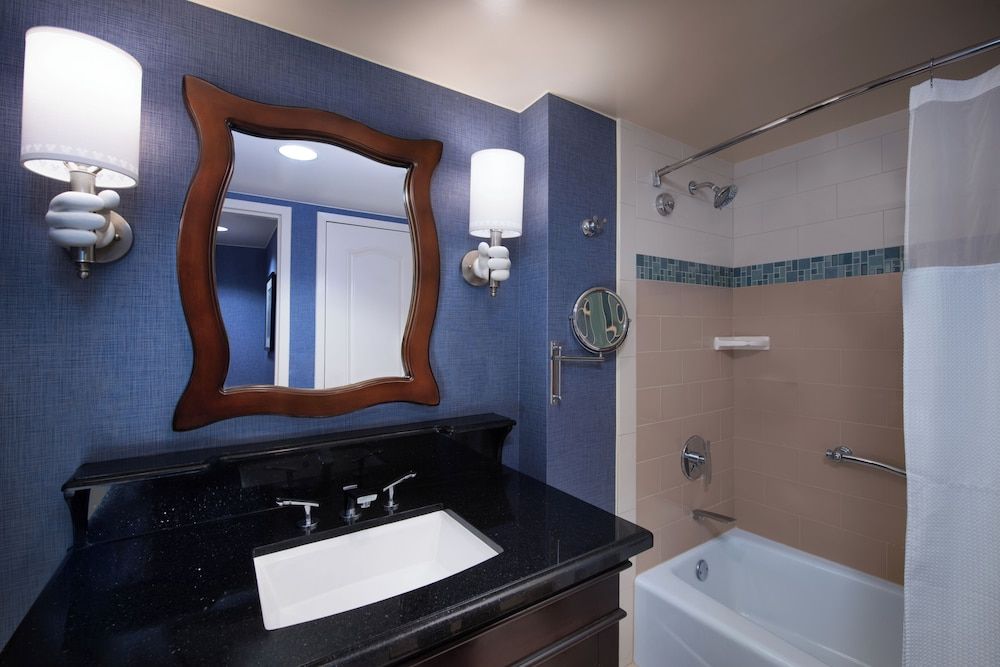 Disneyland Hotel Deluxe Room, 2 Queen Beds 7