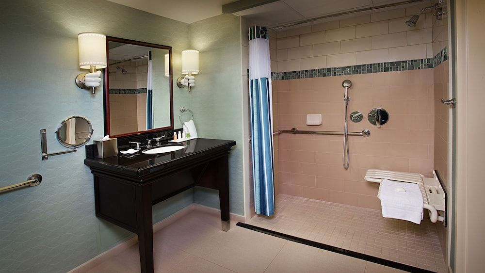 Disneyland Hotel Deluxe Room, 2 Queen Beds 6