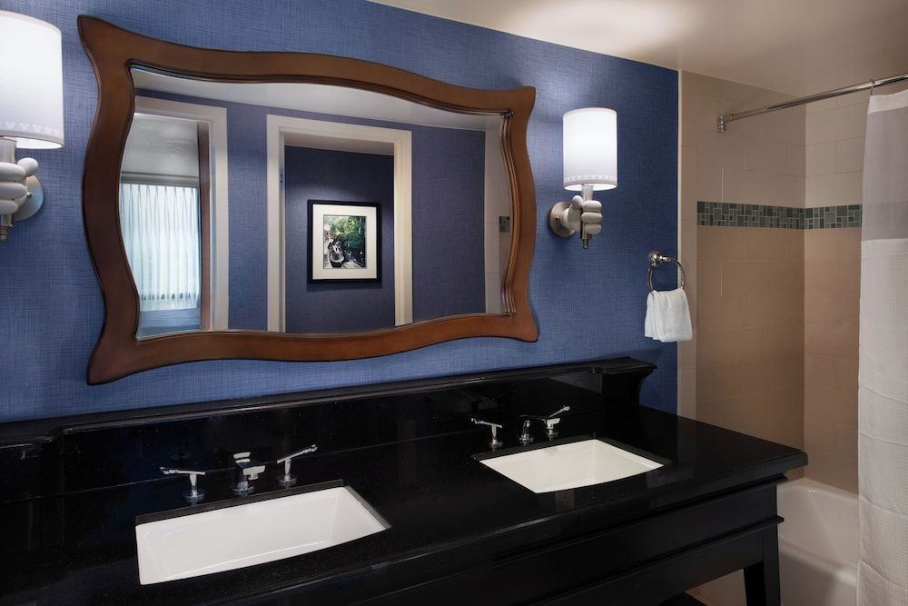 Disneyland Hotel Club Room (Upper Level Downtown Disney View) 5