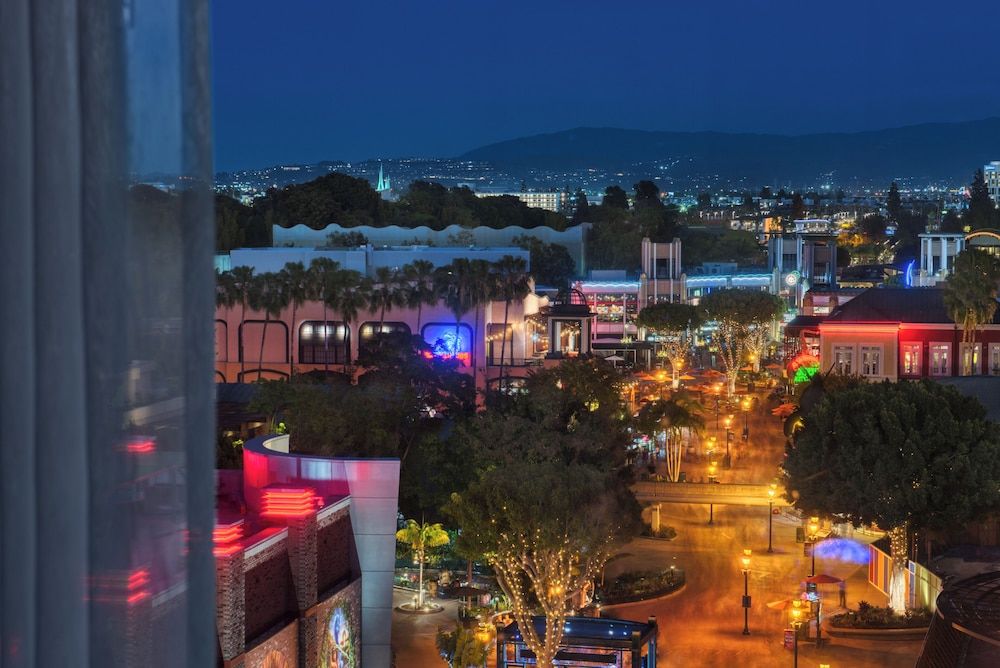 Disneyland Hotel Club Room (Upper Level Downtown Disney View) 4