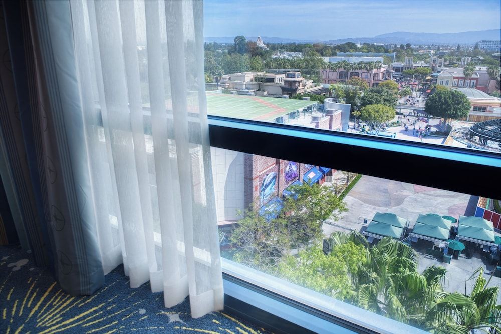 Disneyland Hotel Club Room (Upper Level Downtown Disney View) 3