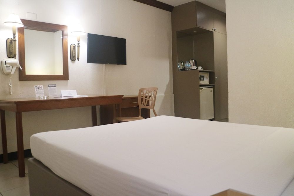 undefined Las Palmas Hotel de Manila 3