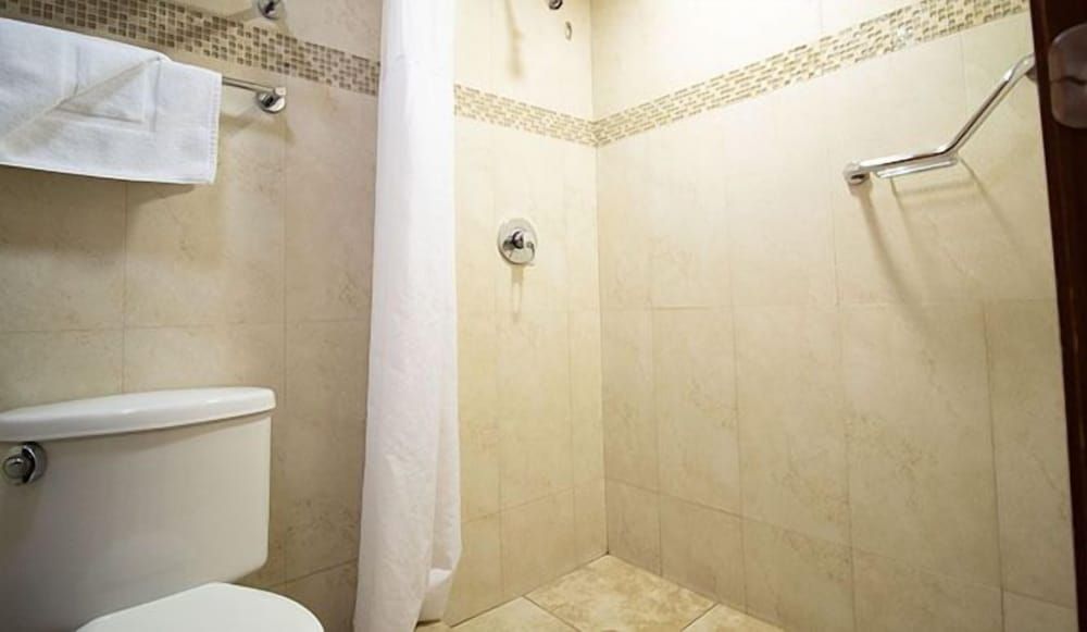 Calafia Hotel Deluxe Room 4