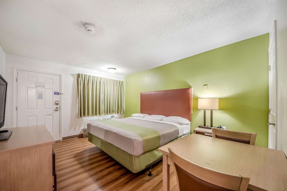 Standard Room, 1 King Bed, Accessible, Non Smoking