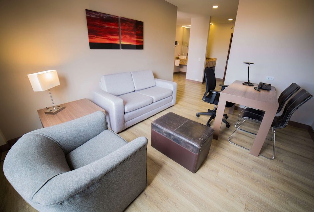 Embassy Suites by Hilton Bogota - Rosales Suite, One King Bed, Non-Smoking 8