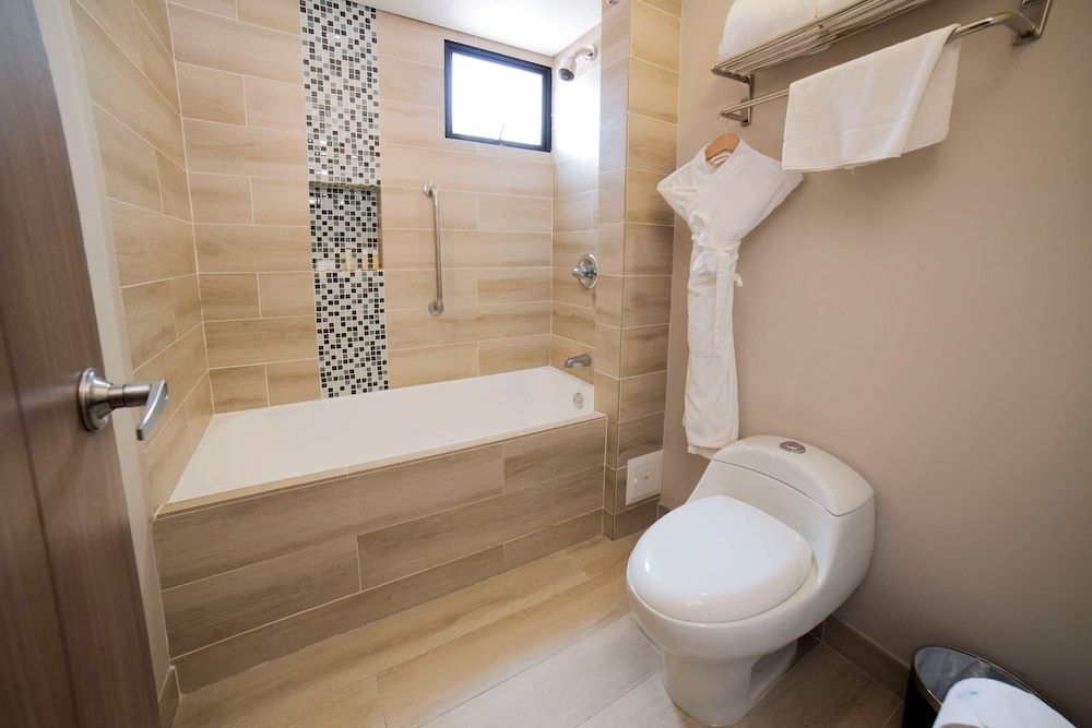 Embassy Suites by Hilton Bogota - Rosales Suite, One King Bed, Non-Smoking 4