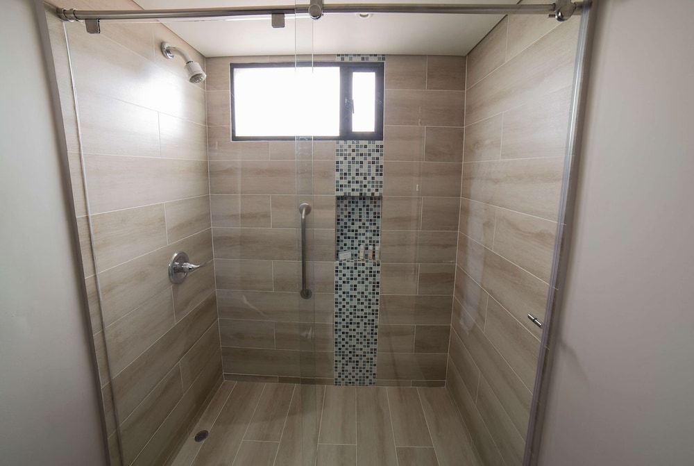 Embassy Suites by Hilton Bogota - Rosales Suite, One King Bed, Non-Smoking 9