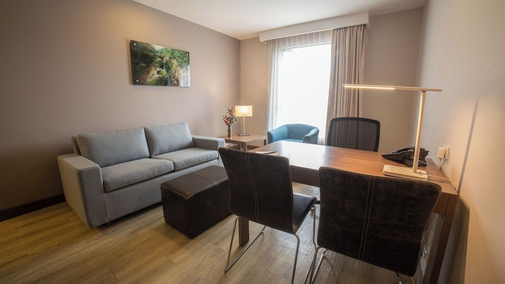 Embassy Suites by Hilton Bogota - Rosales Suite, One King Bed, Non-Smoking 15