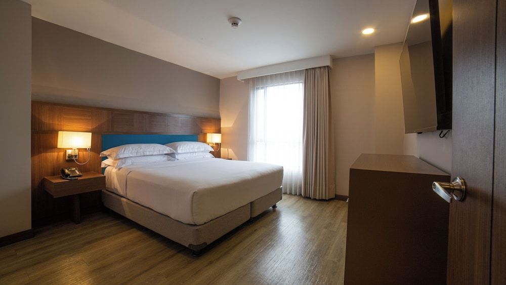 Embassy Suites by Hilton Bogota - Rosales Suite, One King Bed, Non-Smoking 3