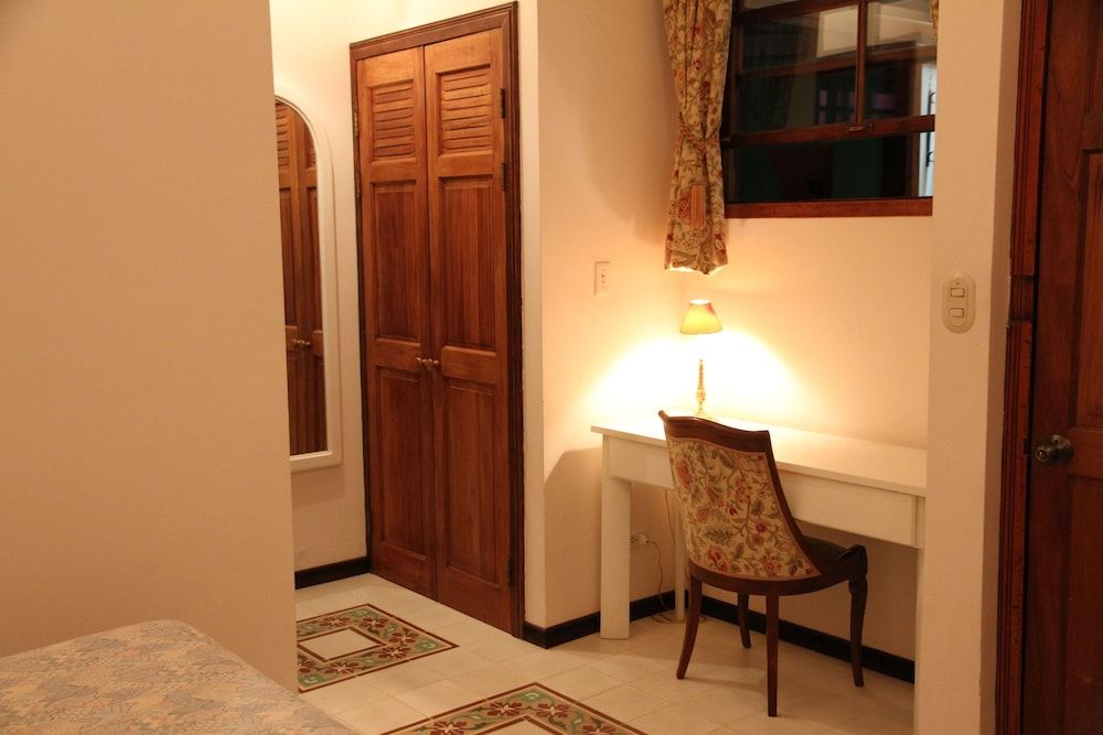 Hotel Fleur De Lys Standard Room 6