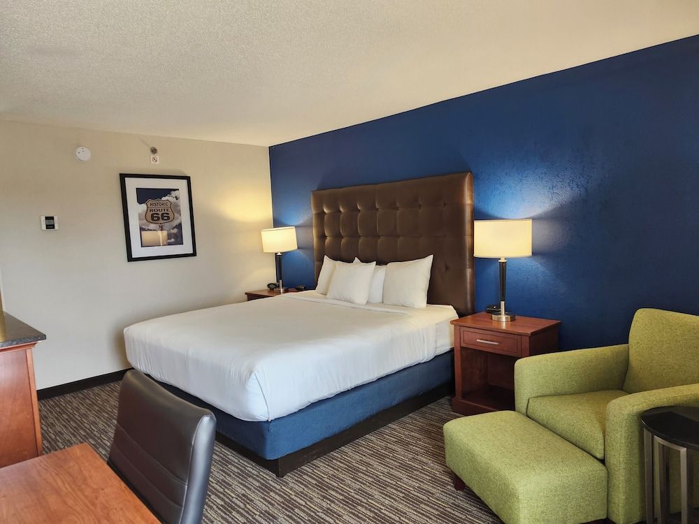 Heritage Inn & Suites St. Louis/Fenton, Trademark by Wyndham Room, 1 King Bed, Non Smoking 2