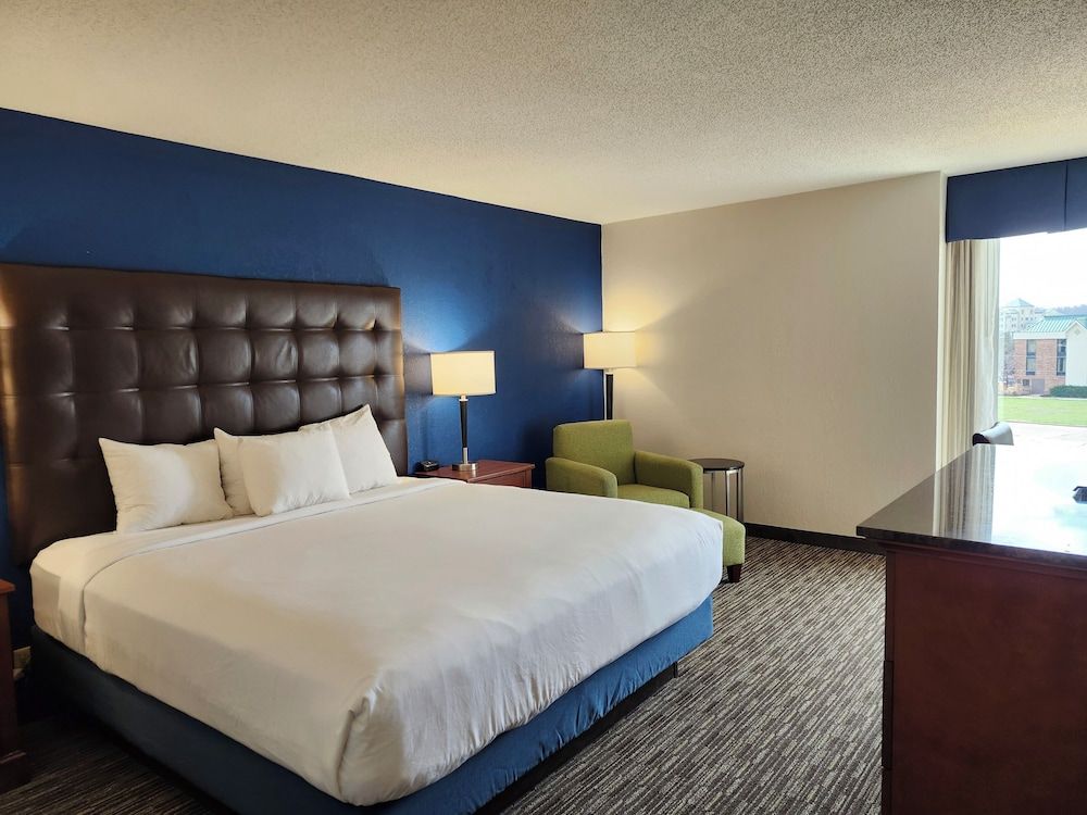 Heritage Inn & Suites St. Louis/Fenton, Trademark by Wyndham Room, 1 King Bed, Non Smoking 5