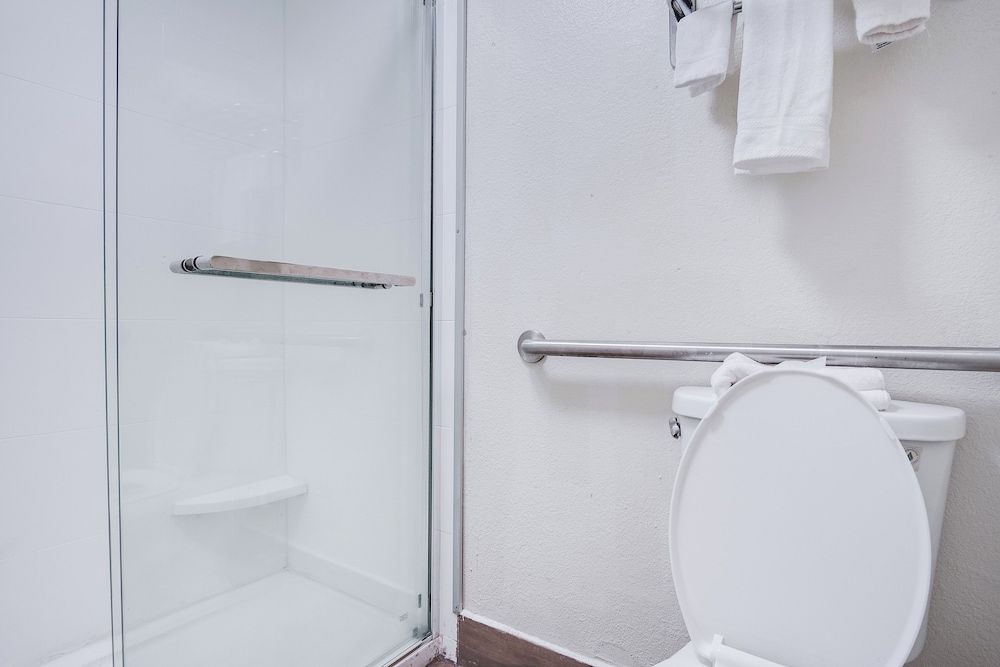 Cottonwood Suites Savannah Hotel & Conference Center Standard King Room - Non-Smoking 5