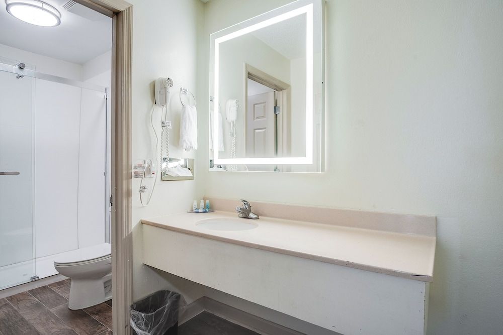 Cottonwood Suites Savannah Hotel & Conference Center King Suite - Non-Smoking 4