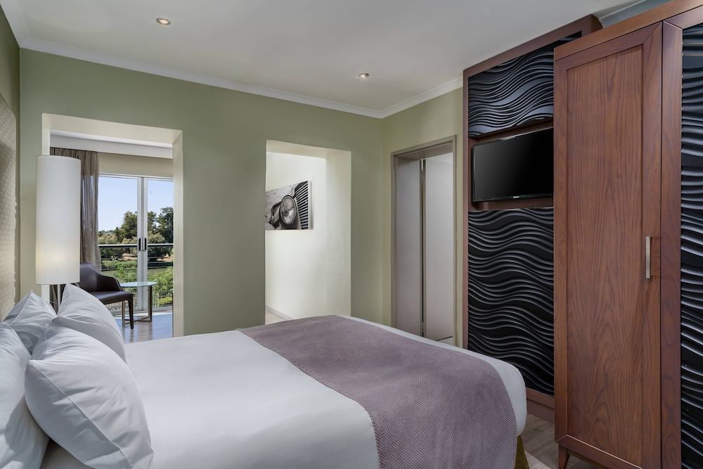 Room, 1 Queen Bed (River View)