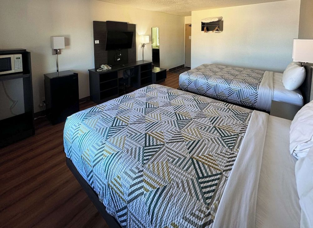 Motel 6 Fond Du Lac, WI Standard Room, 2 Queen Beds, Non Smoking 3