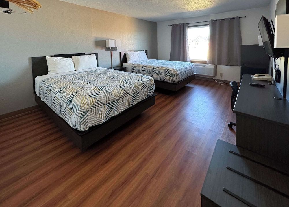 Motel 6 Fond Du Lac, WI Standard Room, 2 Queen Beds, Non Smoking 4