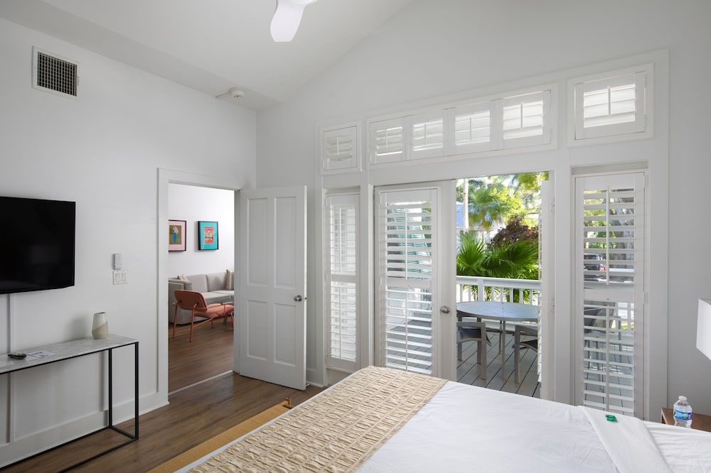 Paradise Inn Key West - Adults Only Premium Suite, 1 King Bed with Sofa bed 5