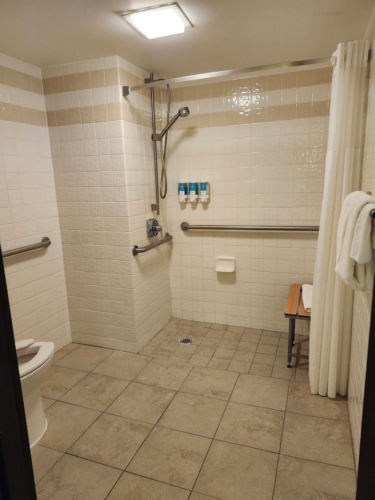 Heritage Inn Suites Houston/Sugar Land, Trademark by Wyndham Room, 1 King Bed, Hearing Accessible, Non Smoking (Mobility, Roll-in Shower) 9