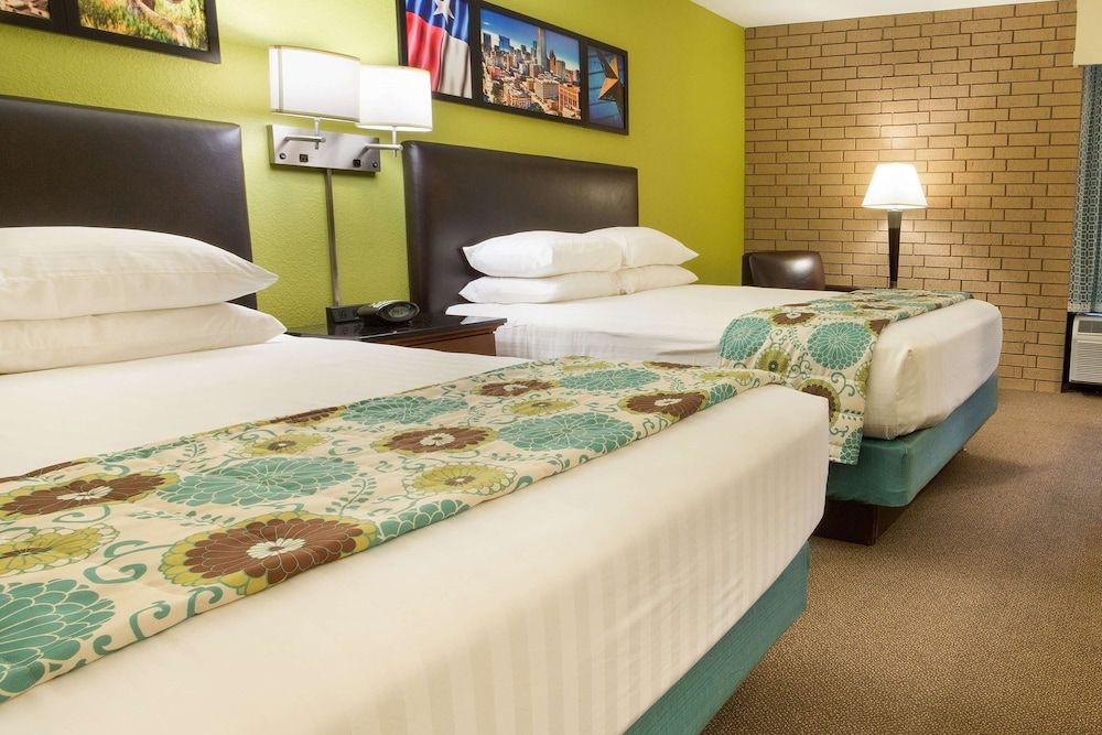 Room, 2 Queen Beds, Non Smoking
