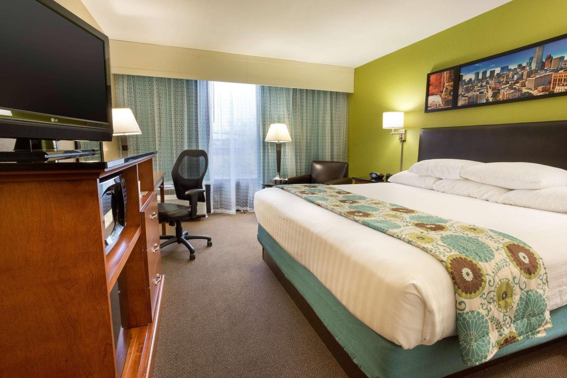 King Room with Mobility/Hearing Access and Roll-In Shower, Non-Smoking