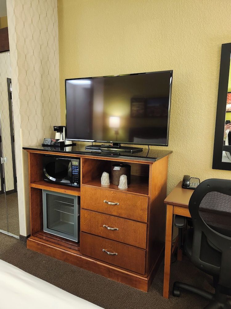 Heritage Inn Suites Houston/Sugar Land, Trademark by Wyndham Room, 1 King Bed, Hearing Accessible, Non Smoking (Mobility, Roll-in Shower) 11