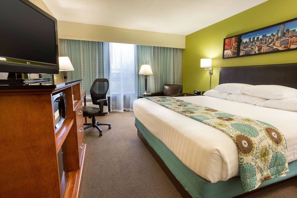 Heritage Inn Suites Houston/Sugar Land, Trademark by Wyndham Room, 1 King Bed, Hearing Accessible, Non Smoking (Mobility, Roll-in Shower) 5