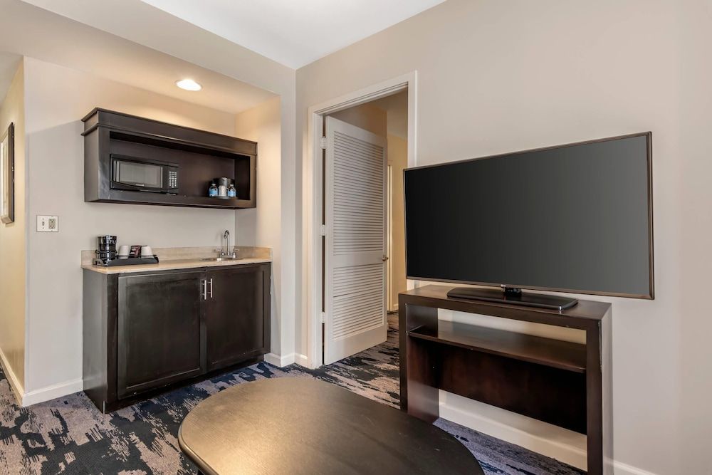 The Connally Hotel Downtown Atlanta, an Ascend Collection Hotel Suite, 1 King Bed with Sofa bed, Non Smoking 7